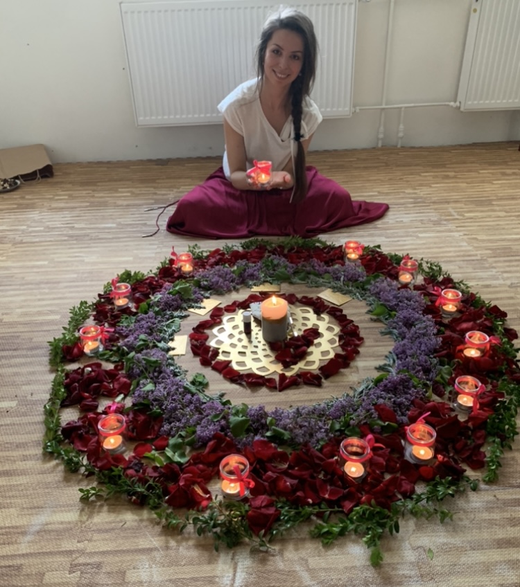 Ceremonialna mandala z płatków róż